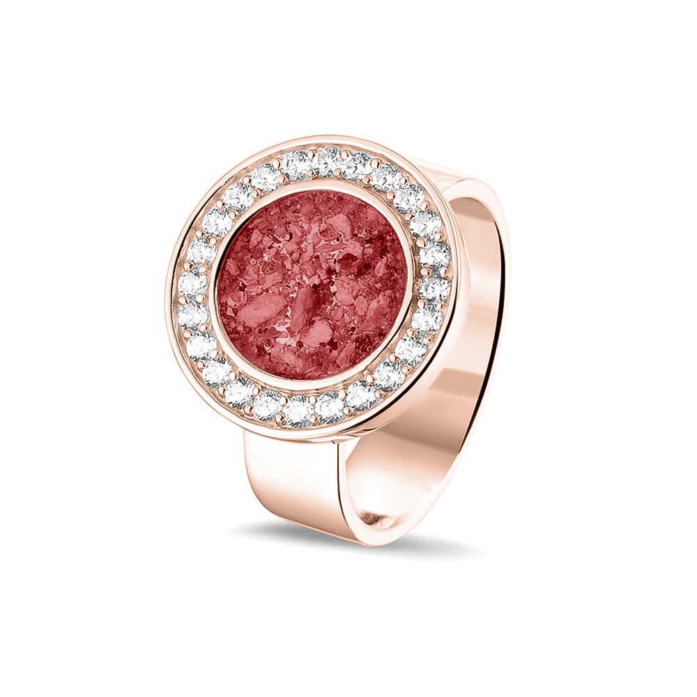 Asring 6 mm uit onze serie gedenksieraden, waar aan de bovenzijde zichtbaar as of haar verwerkt wordt in een rondje, rondom gezet met zirkonia's of diamanten naar keuze. Red