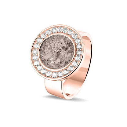 Asring 6 mm uit onze serie gedenksieraden, waar aan de bovenzijde zichtbaar as of haar verwerkt wordt in een rondje, rondom gezet met zirkonia's of diamanten naar keuze. Silver