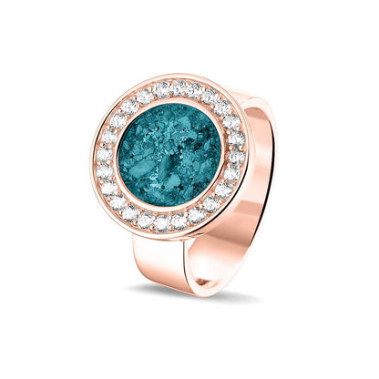 Asring 6 mm uit onze serie gedenksieraden, waar aan de bovenzijde zichtbaar as of haar verwerkt wordt in een rondje, rondom gezet met zirkonia's of diamanten naar keuze. Turquoise