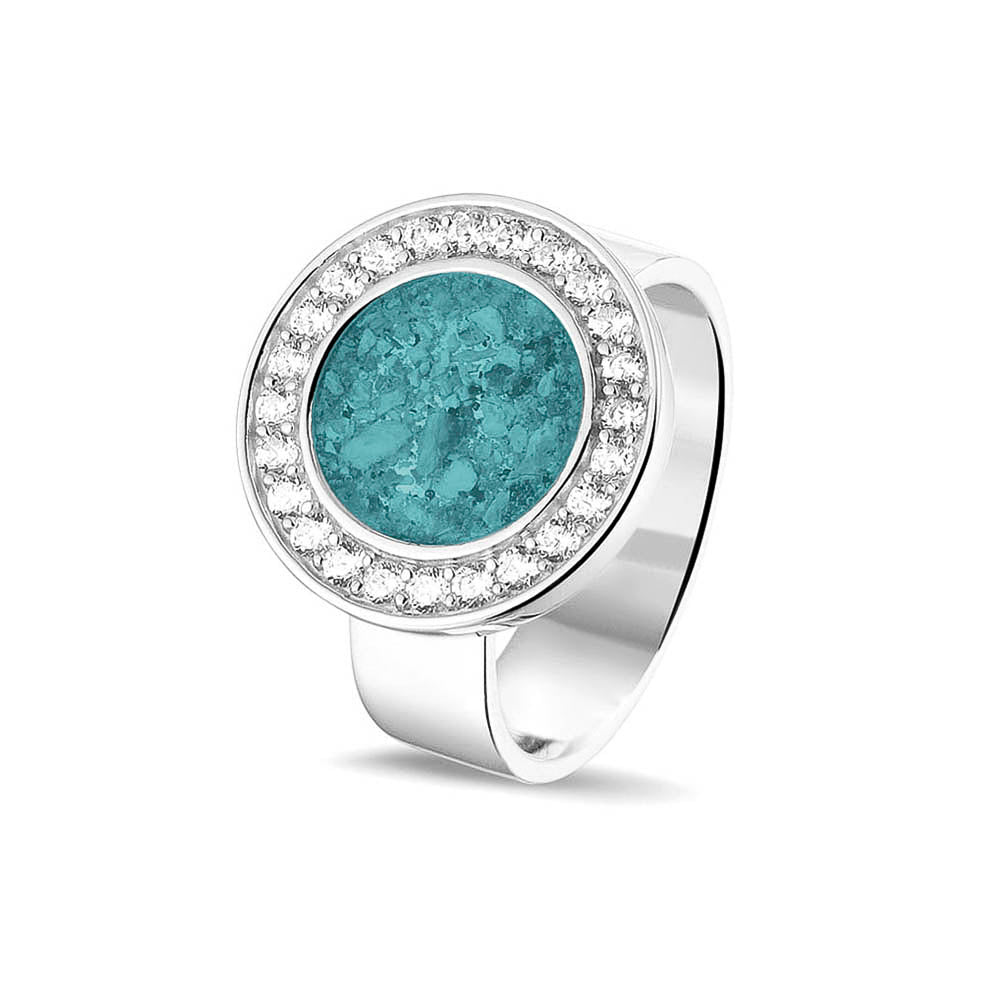  Asring 6 mm uit onze serie gedenksieraden, waar aan de bovenzijde zichtbaar as of haar verwerkt wordt in een rondje, rondom gezet met zirkonia's of diamanten naar keuze. Aqua