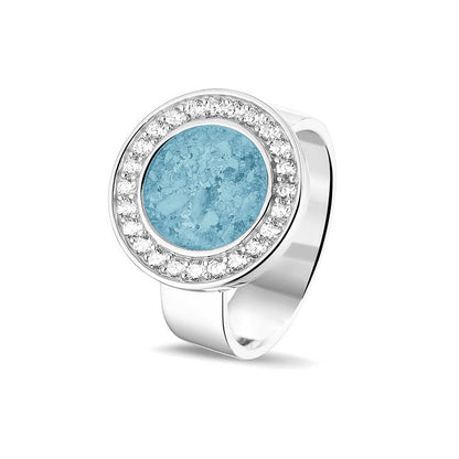 Asring 6 mm uit onze serie gedenksieraden, waar aan de bovenzijde zichtbaar as of haar verwerkt wordt in een rondje, rondom gezet met zirkonia's of diamanten naar keuze. Baby