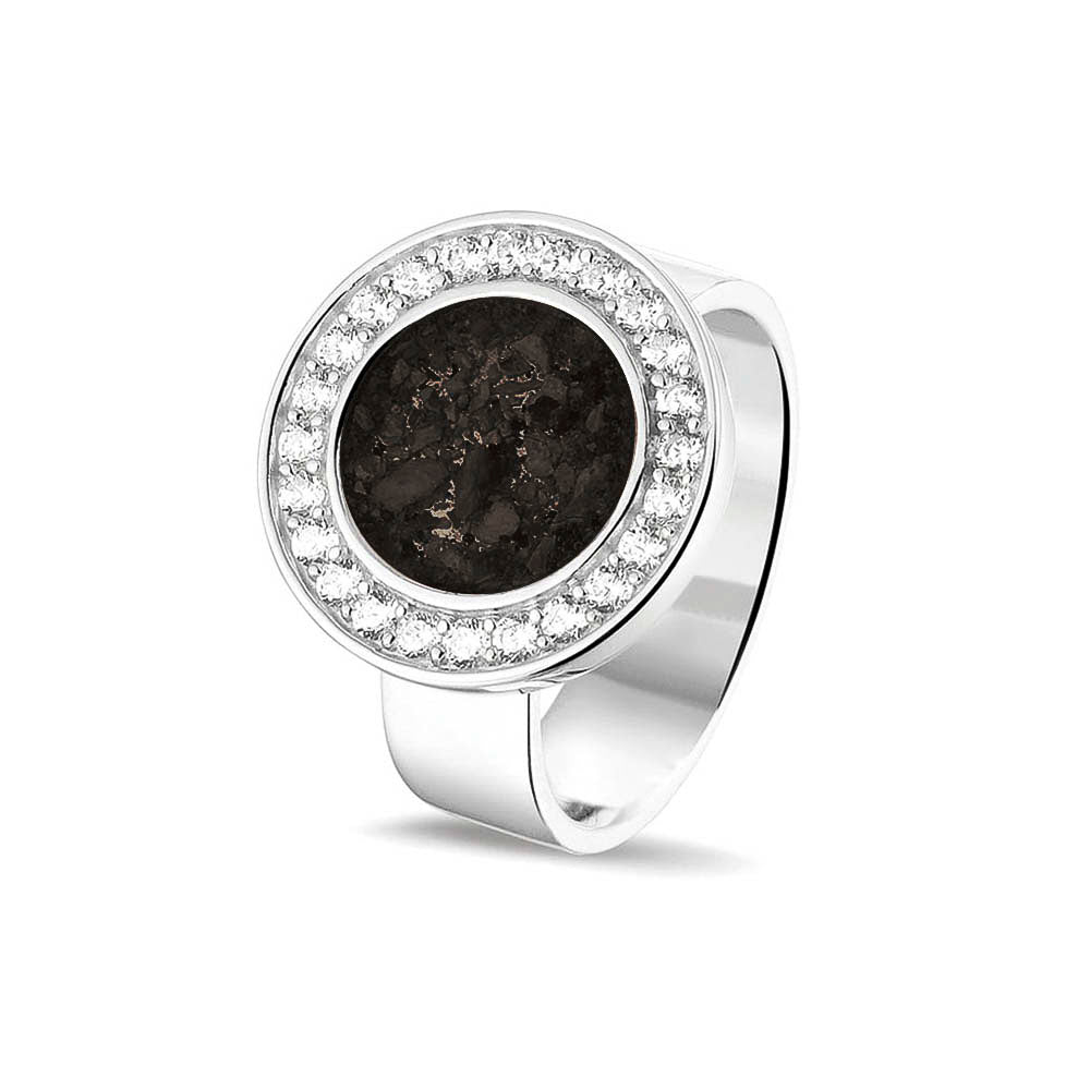 Asring 6 mm uit onze serie gedenksieraden, waar aan de bovenzijde zichtbaar as of haar verwerkt wordt in een rondje, rondom gezet met zirkonia's of diamanten naar keuze. Black