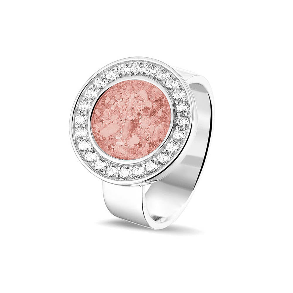 Asring 6 mm uit onze serie gedenksieraden, waar aan de bovenzijde zichtbaar as of haar verwerkt wordt in een rondje, rondom gezet met zirkonia's of diamanten naar keuze. Blush