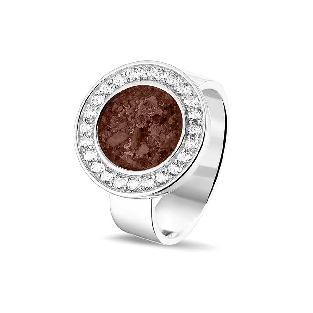 Asring 6 mm uit onze serie gedenksieraden, waar aan de bovenzijde zichtbaar as of haar verwerkt wordt in een rondje, rondom gezet met zirkonia's of diamanten naar keuze. Brown