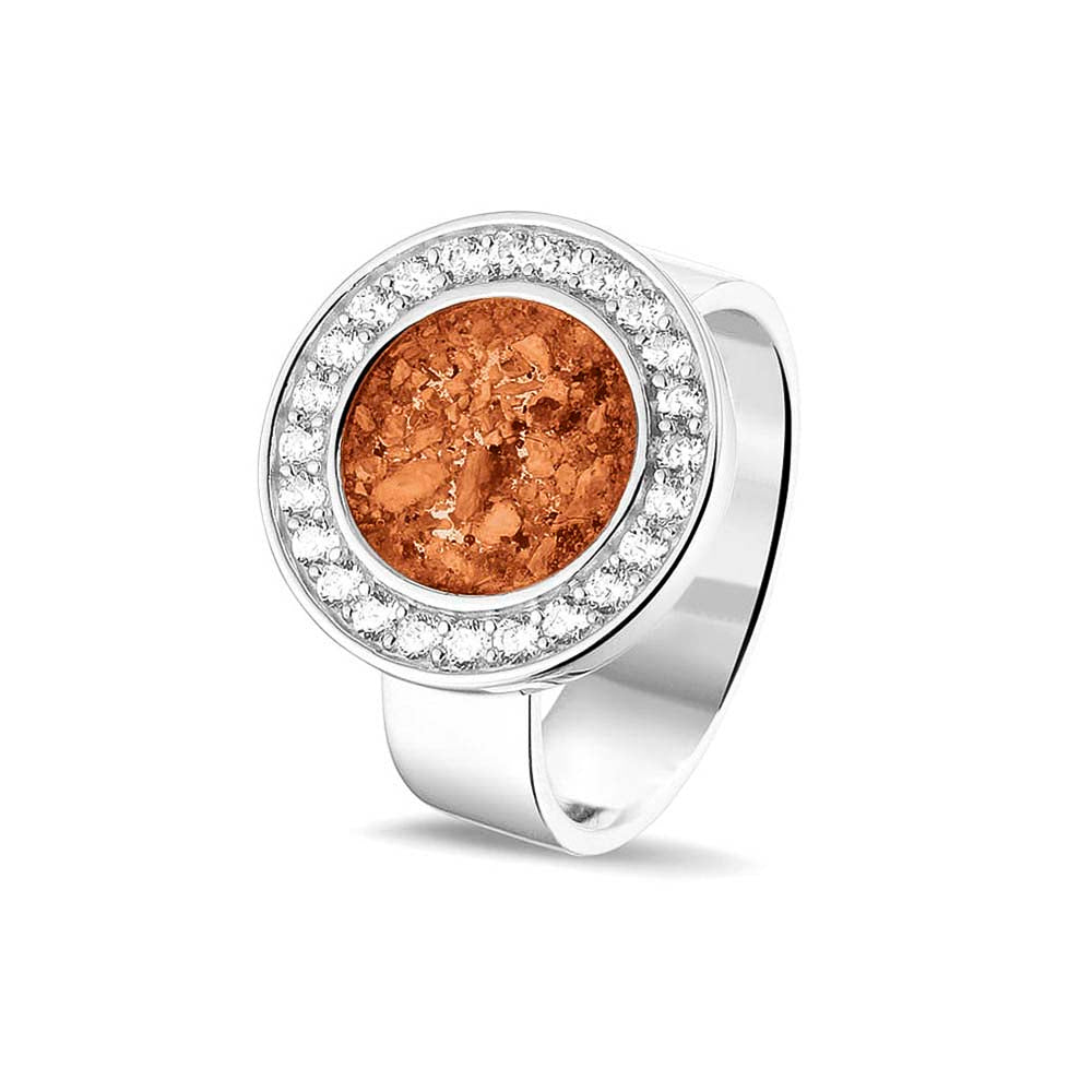  Asring 6 mm uit onze serie gedenksieraden, waar aan de bovenzijde zichtbaar as of haar verwerkt wordt in een rondje, rondom gezet met zirkonia's of diamanten naar keuze. Orange