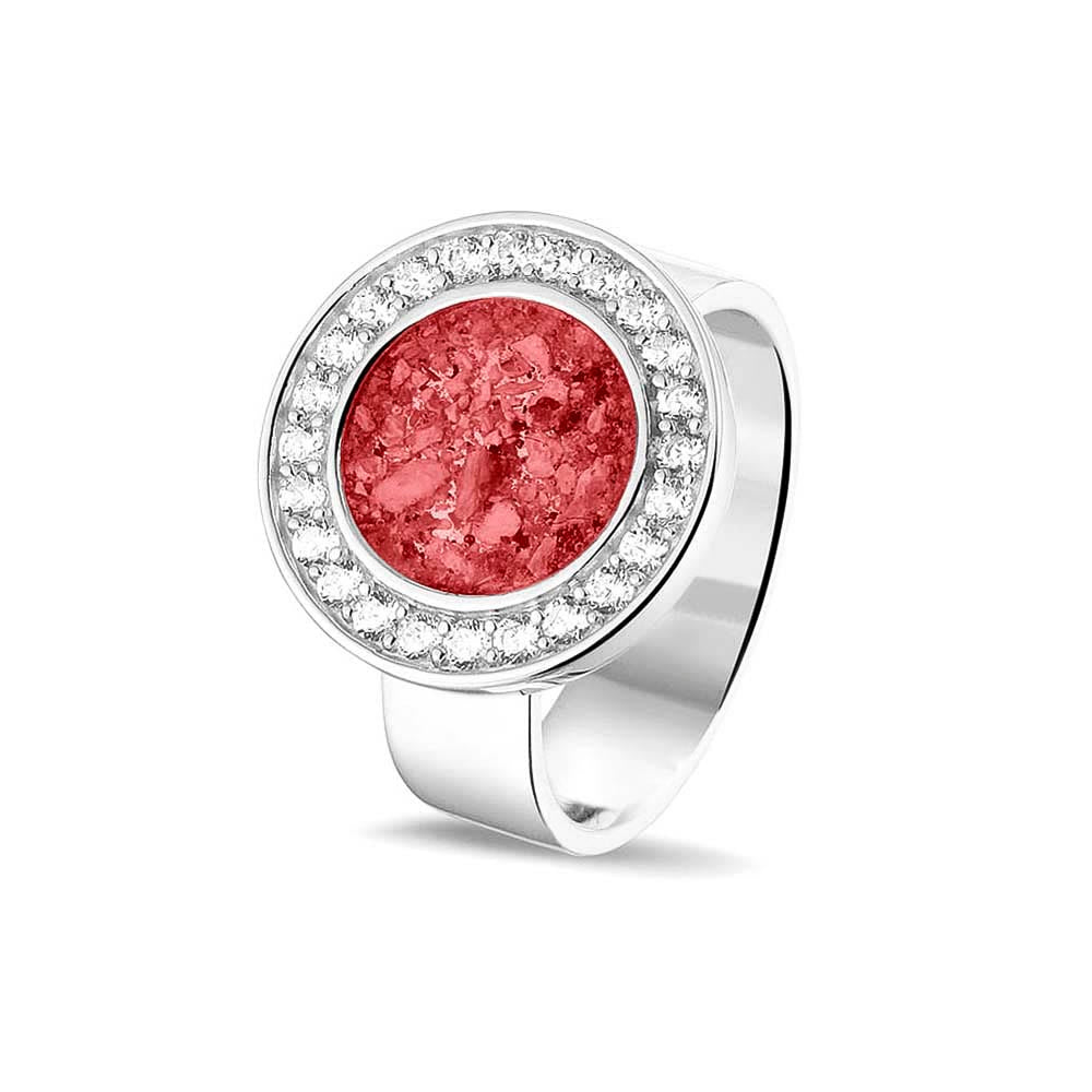 Asring 6 mm uit onze serie gedenksieraden, waar aan de bovenzijde zichtbaar as of haar verwerkt wordt in een rondje, rondom gezet met zirkonia's of diamanten naar keuze. Red