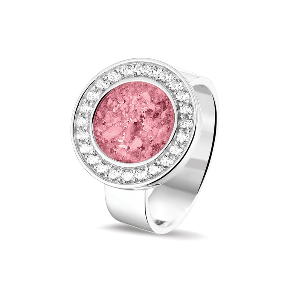 Asring 6 mm uit onze serie gedenksieraden, waar aan de bovenzijde zichtbaar as of haar verwerkt wordt in een rondje, rondom gezet met zirkonia's of diamanten naar keuze. Soft