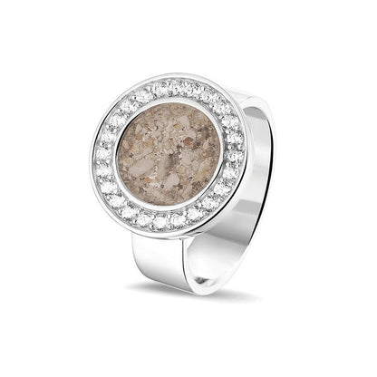 Asring 6 mm uit onze serie gedenksieraden, waar aan de bovenzijde zichtbaar as of haar verwerkt wordt in een rondje, rondom gezet met zirkonia's of diamanten naar keuze. Transparent