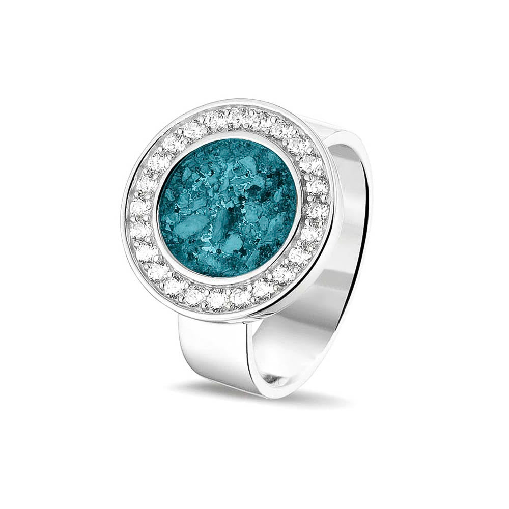 Asring 6 mm uit onze serie gedenksieraden, waar aan de bovenzijde zichtbaar as of haar verwerkt wordt in een rondje, rondom gezet met zirkonia's of diamanten naar keuze. Turquoise