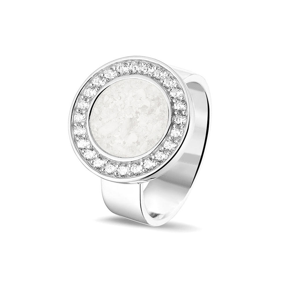 Asring 6 mm uit onze serie gedenksieraden, waar aan de bovenzijde zichtbaar as of haar verwerkt wordt in een rondje, rondom gezet met zirkonia's of diamanten naar keuze. White