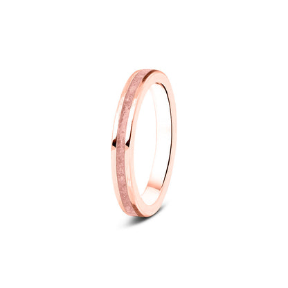 Gedenksieraad, ring 3 mm rondom zichtbaar gevuld met as of haar. Het vullen en sealen met onze speciale hars wordt in onze ambachtelijke edelsmederij gedaan. Blush