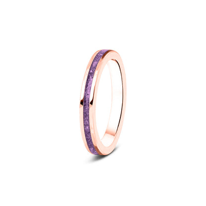 Gedenksieraad, ring 3 mm rondom zichtbaar gevuld met as of haar. Het vullen en sealen met onze speciale hars wordt in onze ambachtelijke edelsmederij gedaan. Purple