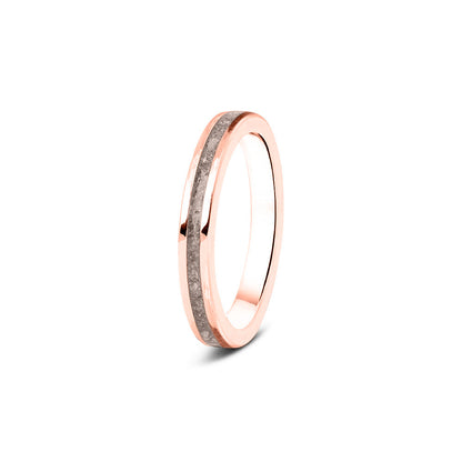 Gedenksieraad, ring 3 mm rondom zichtbaar gevuld met as of haar. Het vullen en sealen met onze speciale hars wordt in onze ambachtelijke edelsmederij gedaan. Silver