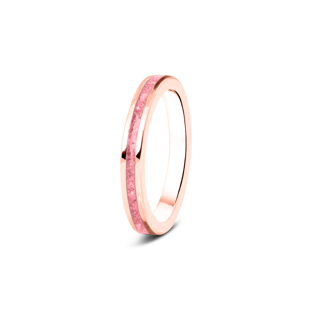 Gedenksieraad, ring 3 mm rondom zichtbaar gevuld met as of haar. Het vullen en sealen met onze speciale hars wordt in onze ambachtelijke edelsmederij gedaan. Soft