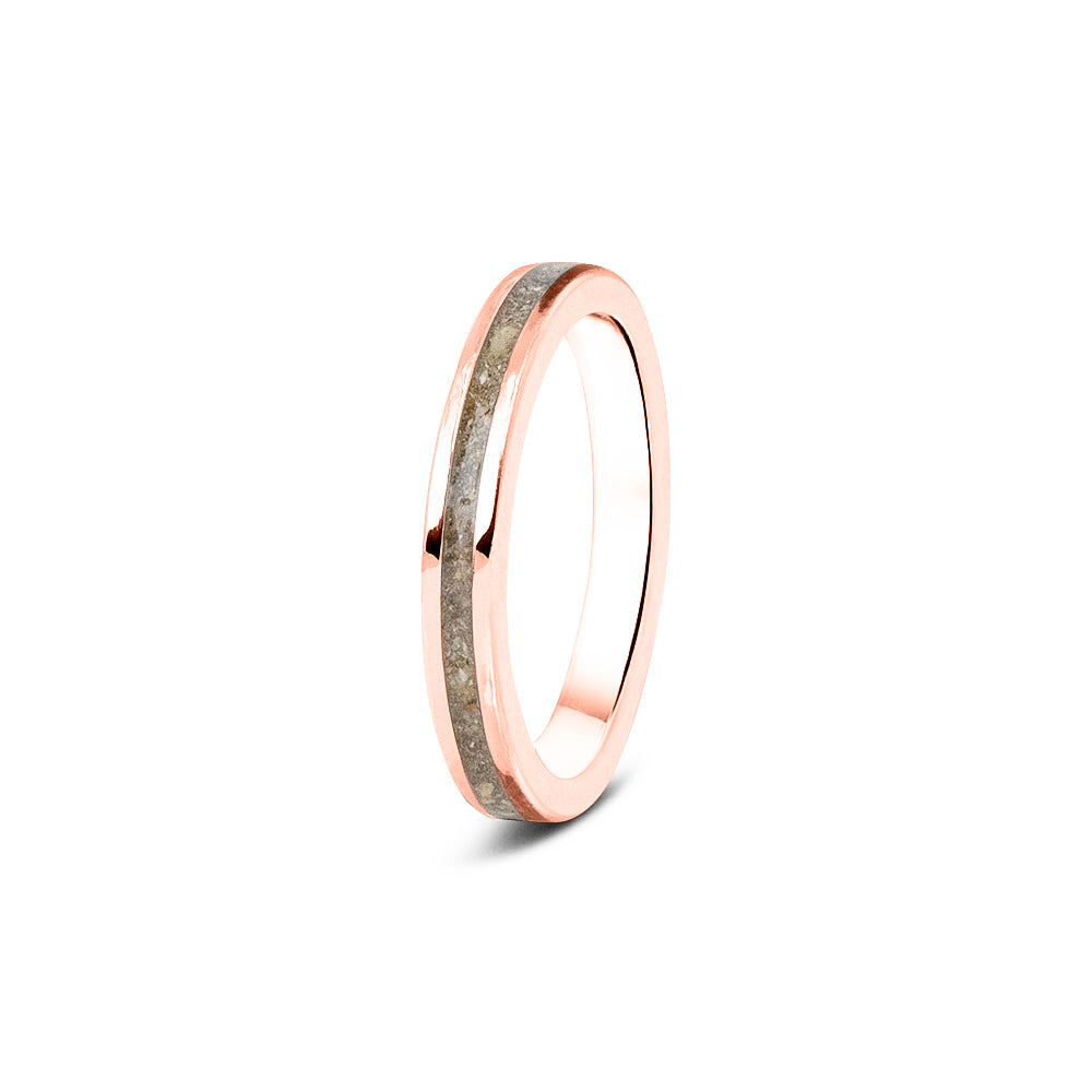 Gedenksieraad, ring 3 mm rondom zichtbaar gevuld met as of haar. Het vullen en sealen met onze speciale hars wordt in onze ambachtelijke edelsmederij gedaan. Transparent