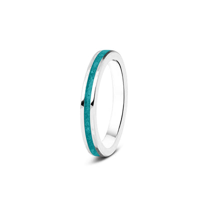 Gedenksieraad, ring 3 mm rondom zichtbaar gevuld met as of haar. Het vullen en sealen met onze speciale hars wordt in onze ambachtelijke edelsmederij gedaan. Aqua
