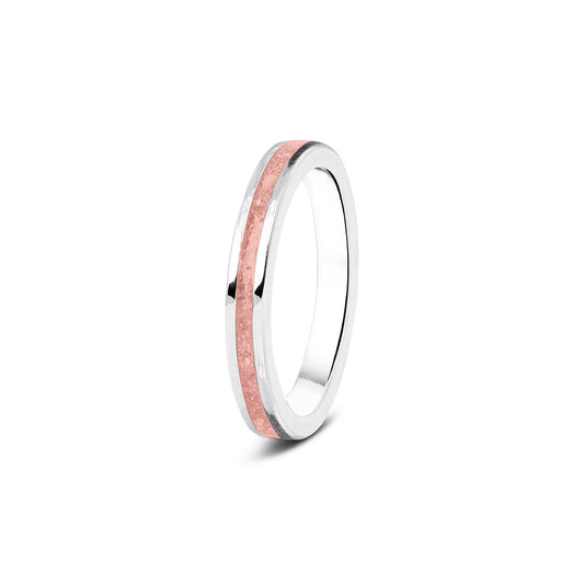 Gedenksieraad, ring 3 mm rondom zichtbaar gevuld met as of haar. Het vullen en sealen met onze speciale hars wordt in onze ambachtelijke edelsmederij gedaan. Blush
