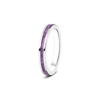 Gedenksieraad, ring 3 mm rondom zichtbaar gevuld met as of haar. Het vullen en sealen met onze speciale hars wordt in onze ambachtelijke edelsmederij gedaan. Purple