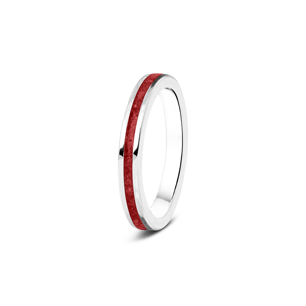 Gedenksieraad, ring 3 mm rondom zichtbaar gevuld met as of haar. Het vullen en sealen met onze speciale hars wordt in onze ambachtelijke edelsmederij gedaan. Red