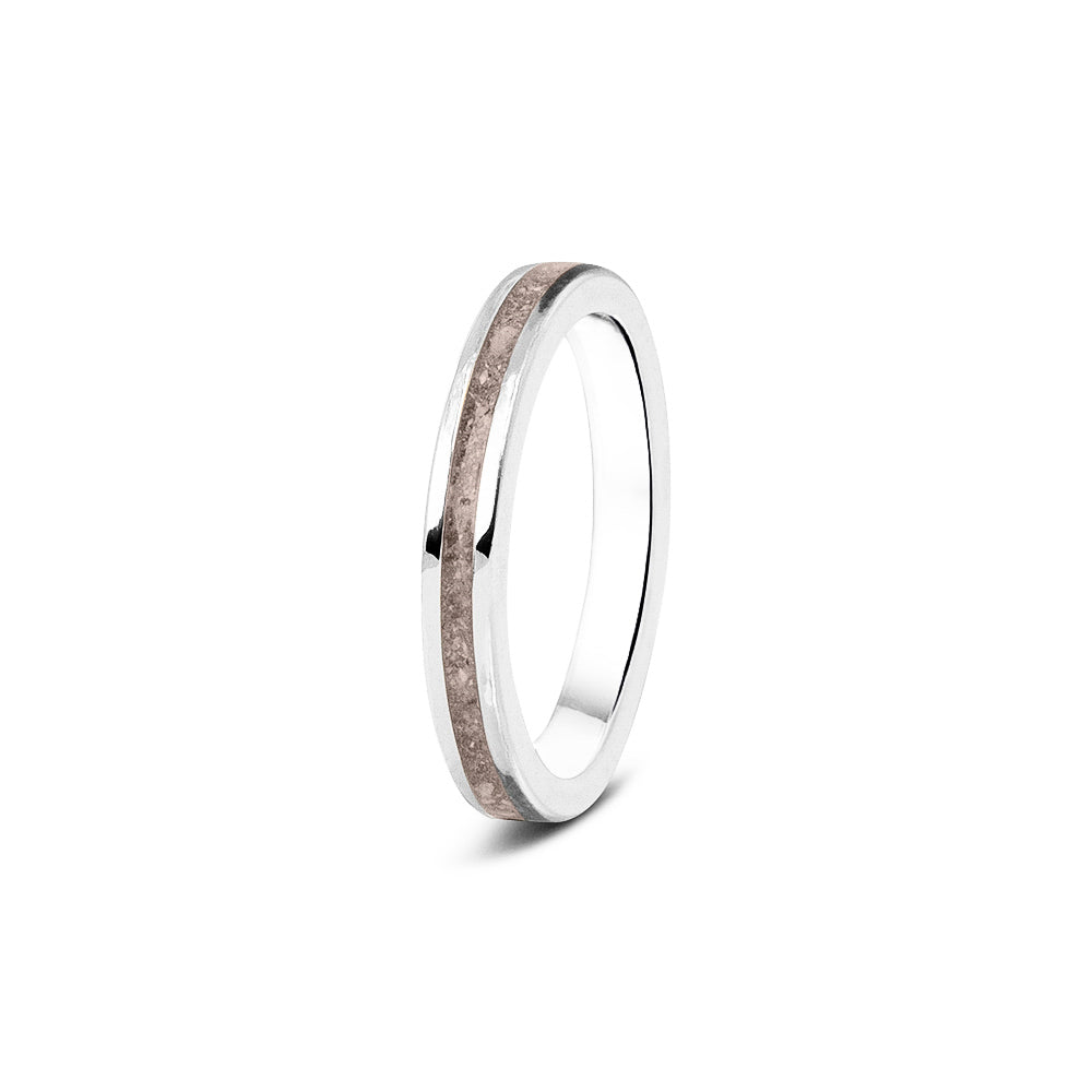Gedenksieraad, ring 3 mm rondom zichtbaar gevuld met as of haar. Het vullen en sealen met onze speciale hars wordt in onze ambachtelijke edelsmederij gedaan. Silver
