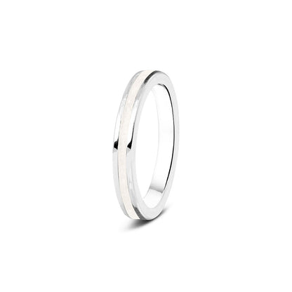 Gedenksieraad, ring 3 mm rondom zichtbaar gevuld met as of haar. Het vullen en sealen met onze speciale hars wordt in onze ambachtelijke edelsmederij gedaan. White