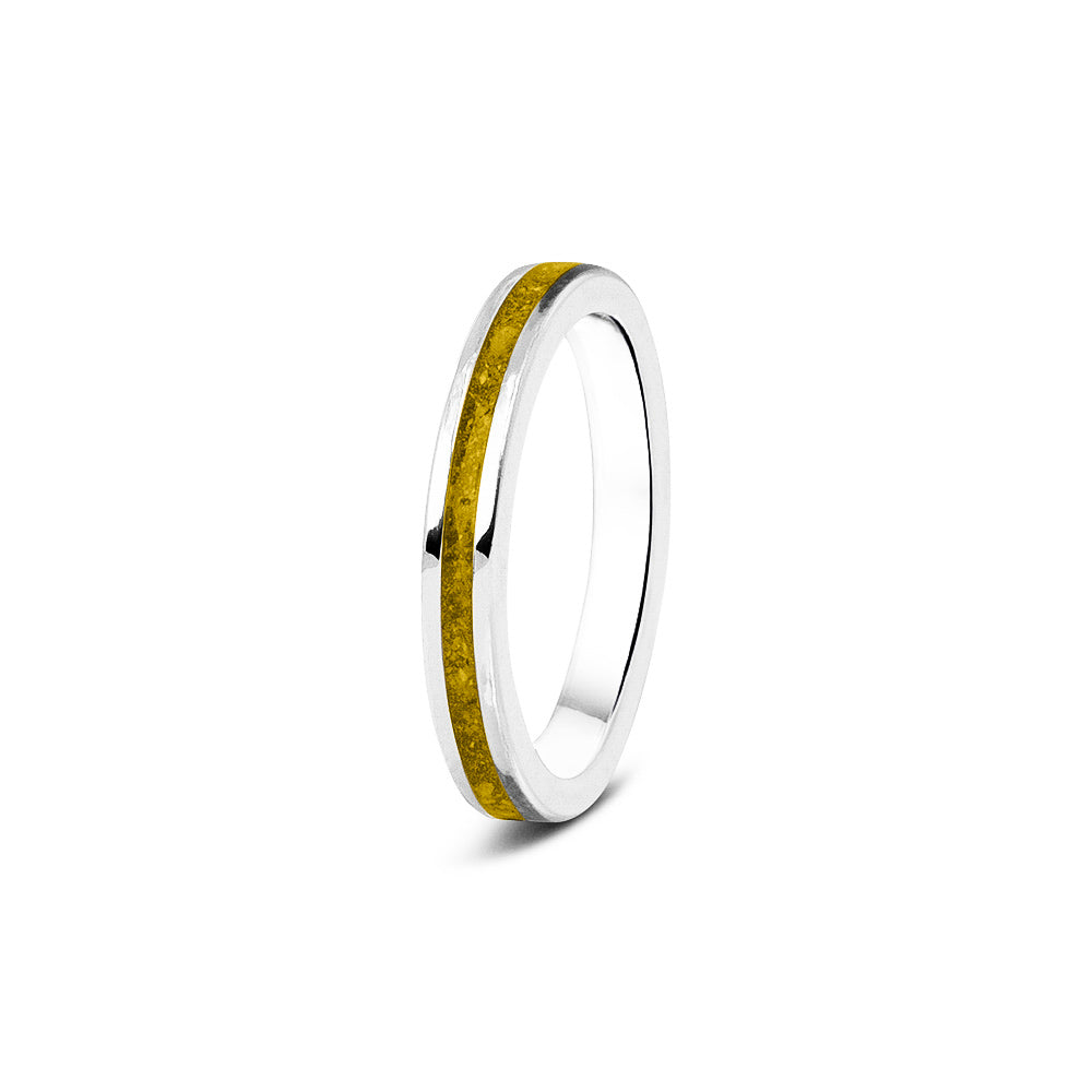 Gedenksieraad, ring 3 mm rondom zichtbaar gevuld met as of haar. Het vullen en sealen met onze speciale hars wordt in onze ambachtelijke edelsmederij gedaan. Yellow