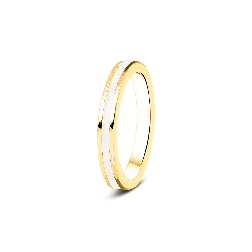 Gedenksieraad, ring 3 mm rondom zichtbaar gevuld met as of haar. Het vullen en sealen met onze speciale hars wordt in onze ambachtelijke edelsmederij gedaan. White