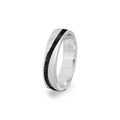 Gedenksieraad, ring  rondom zichtbaar gevuld met as of haar. Het vullen en sealen met onze speciale hars wordt in onze ambachtelijke edelsmederij gedaan. Black