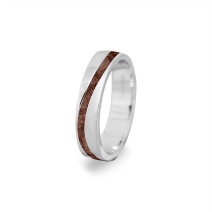 Gedenksieraad, ring  rondom zichtbaar gevuld met as of haar. Het vullen en sealen met onze speciale hars wordt in onze ambachtelijke edelsmederij gedaan. Brown