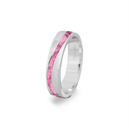Gedenksieraad, ring  rondom zichtbaar gevuld met as of haar. Het vullen en sealen met onze speciale hars wordt in onze ambachtelijke edelsmederij gedaan. Fluo