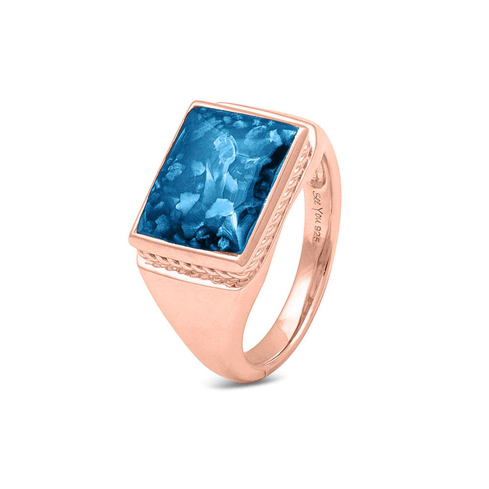 Rechthoekige zegelring waar as of haar  in verwerkt wordt, een mooi gedenksieraad. Marine