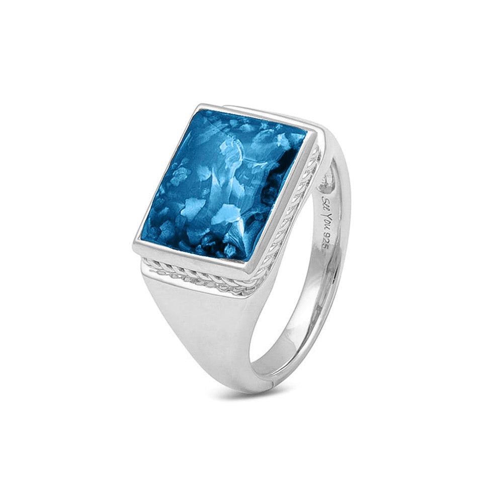 Rechthoekige zegelring waar as of haar  in verwerkt wordt, een mooi gedenksieraad. Marine