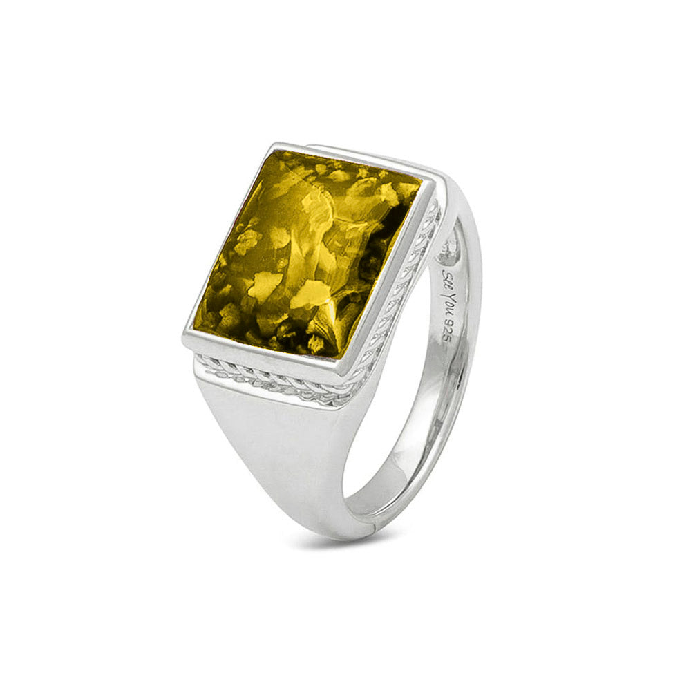 Rechthoekige zegelring waar as of haar  in verwerkt wordt, een mooi gedenksieraad. Yellow