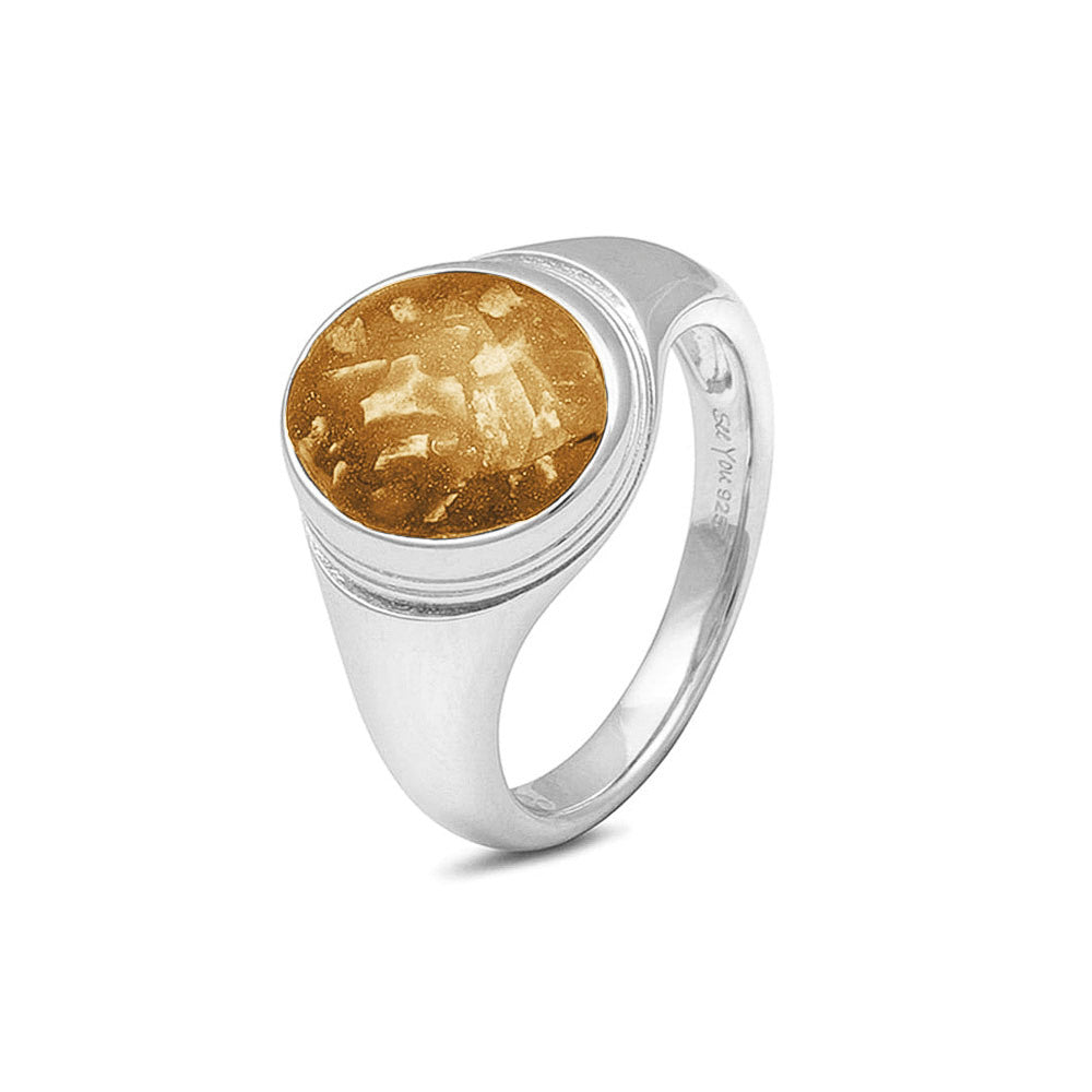 Ovale zegelring waar as of haar  in verwerkt wordt, een prachtig gedenksieraad. Gold