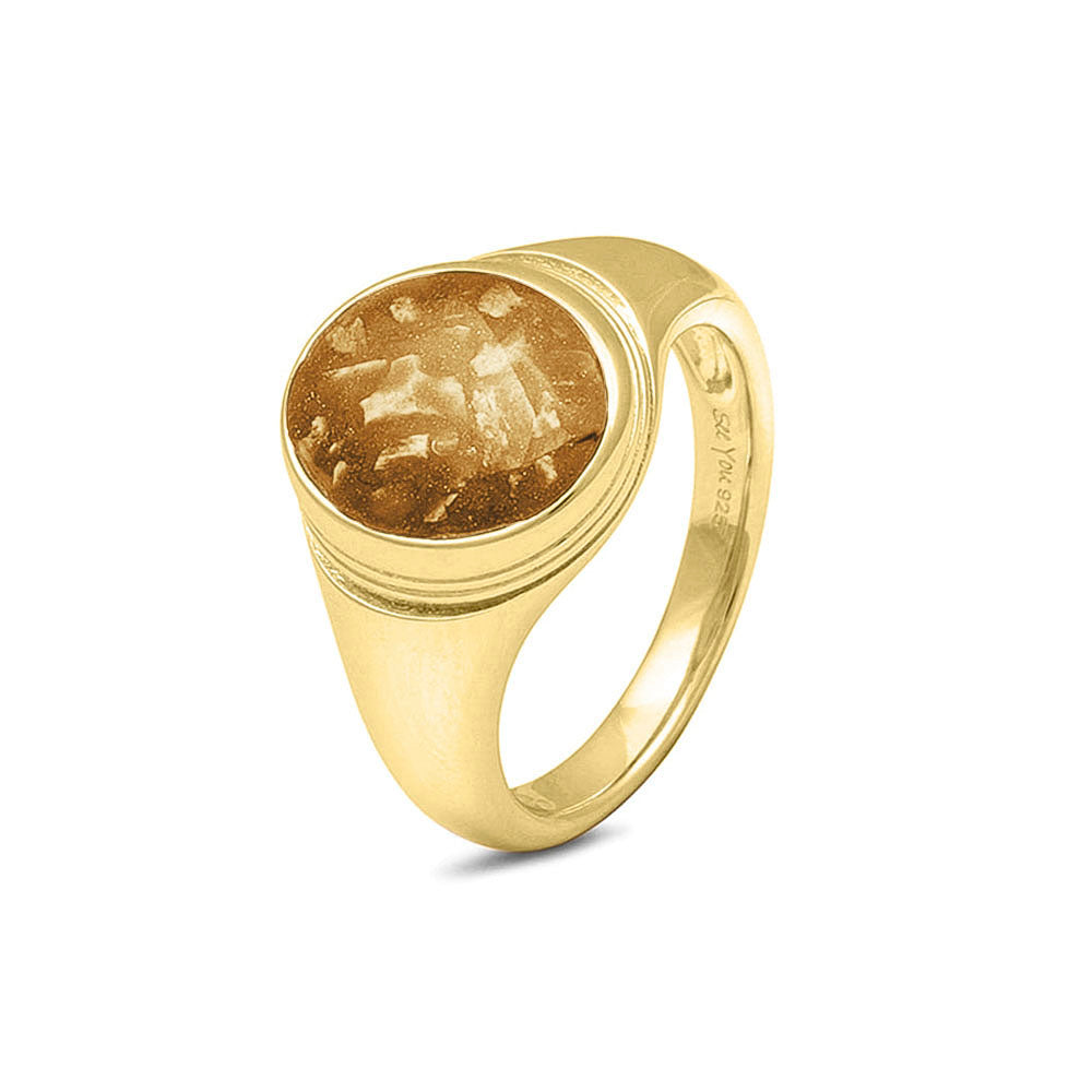 Ovale zegelring waar as of haar  in verwerkt wordt, een prachtig gedenksieraad. Gold