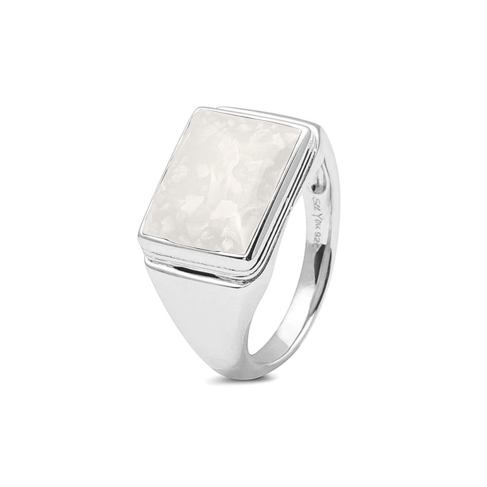 Rechthoekige zegelring waar as of haar  in verwerkt wordt, een mooi gedenksieraad. White
