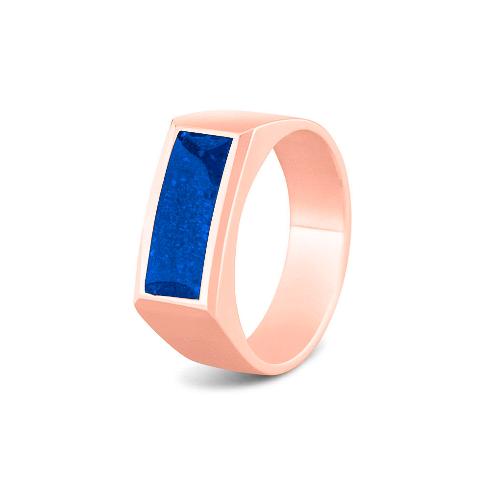Ring als gedenksieraad  8 mm breed met een rechthoekige bovenzijde waar as of haar  in verwerkt wordt. Blue