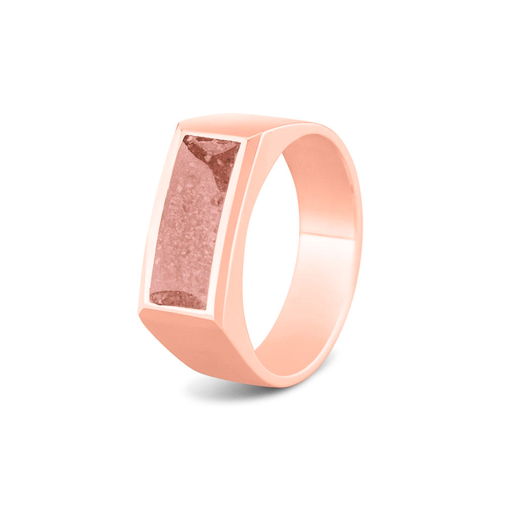 Ring als gedenksieraad  8 mm breed met een rechthoekige bovenzijde waar as of haar  in verwerkt wordt.  Blush