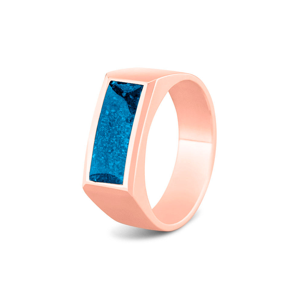 Ring als gedenksieraad  8 mm breed met een rechthoekige bovenzijde waar as of haar  in verwerkt wordt.  Marine