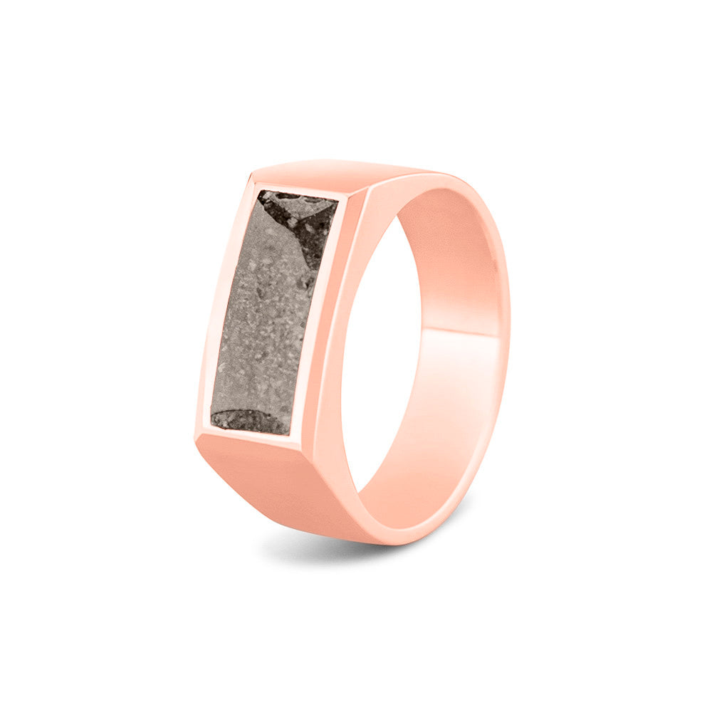 Ring als gedenksieraad  8 mm breed met een rechthoekige bovenzijde waar as of haar  in verwerkt wordt. Silver