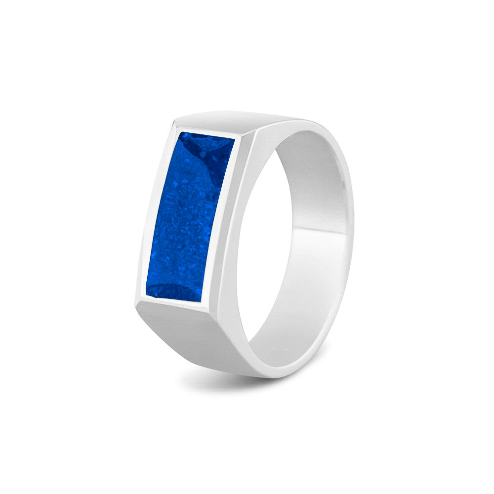 Ring als gedenksieraad  8 mm breed met een rechthoekige bovenzijde waar as of haar  in verwerkt wordt. Blue