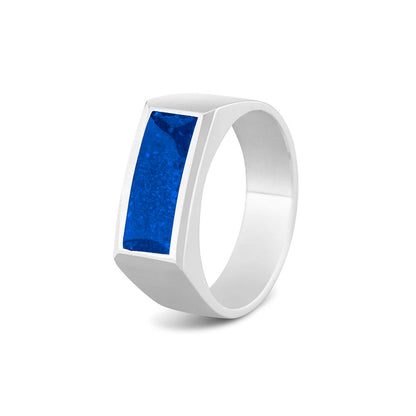 Ring als gedenksieraad  8 mm breed met een rechthoekige bovenzijde waar as of haar  in verwerkt wordt. Blue