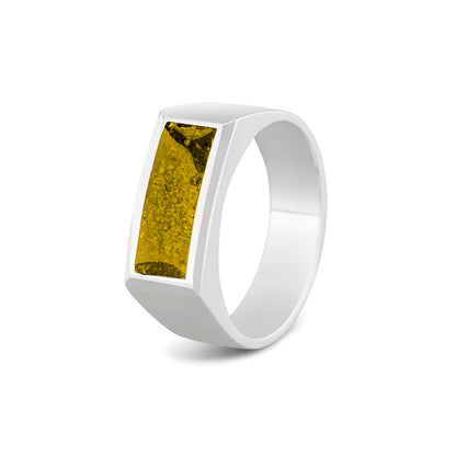 Ring als gedenksieraad  8 mm breed met een rechthoekige bovenzijde waar as of haar  in verwerkt wordt. Yellow