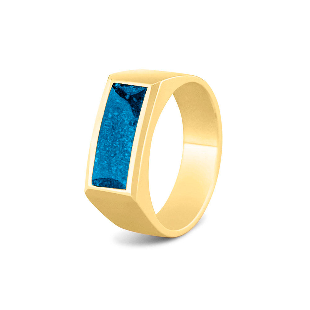 Ring als gedenksieraad  8 mm breed met een rechthoekige bovenzijde waar as of haar  in verwerkt wordt.  Marine