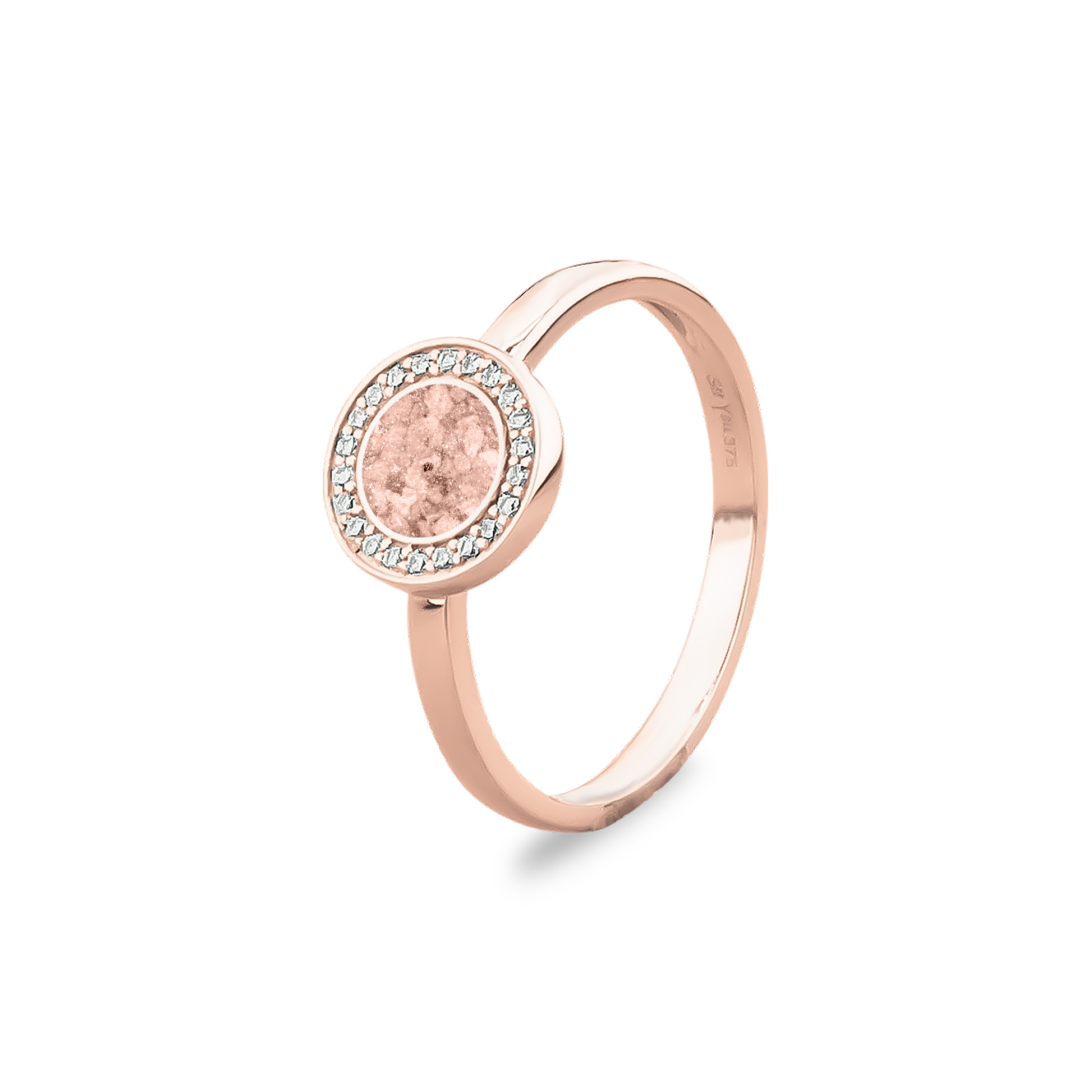 Ring 2 mm uit onze serie gedenksieraden, waar zichtbaar as of haar verwerkt wordt in het ronde ornament geflankeerd door zirkonia's of diamanten naar keuze. Blush