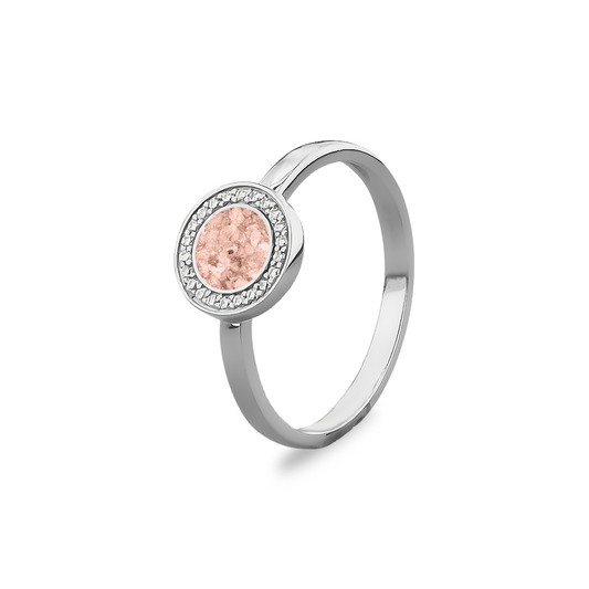 Ring 2 mm uit onze serie gedenksieraden, waar zichtbaar as of haar verwerkt wordt in het ronde ornament geflankeerd door zirkonia's of diamanten naar keuze. Blush