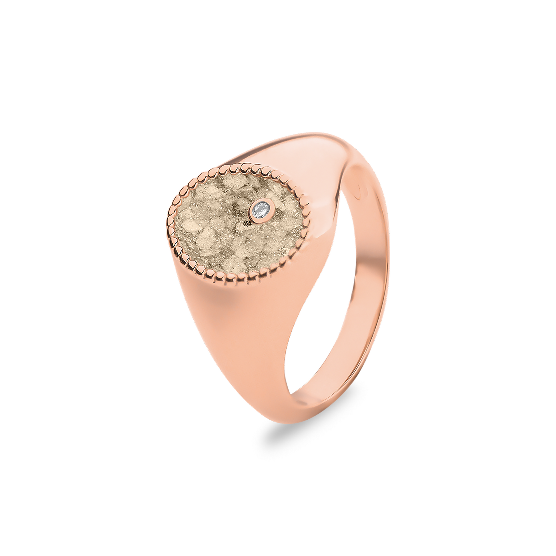 Ring  uit onze serie gedenksieraden, waar zichtbaar as of haar verwerkt wordt in het ovale compartiment met één diamant erin. Transparent