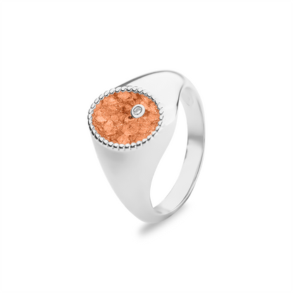 Herinneringsring , waar zichtbaar as of haar verwerkt wordt in het ovale compartiment. orange