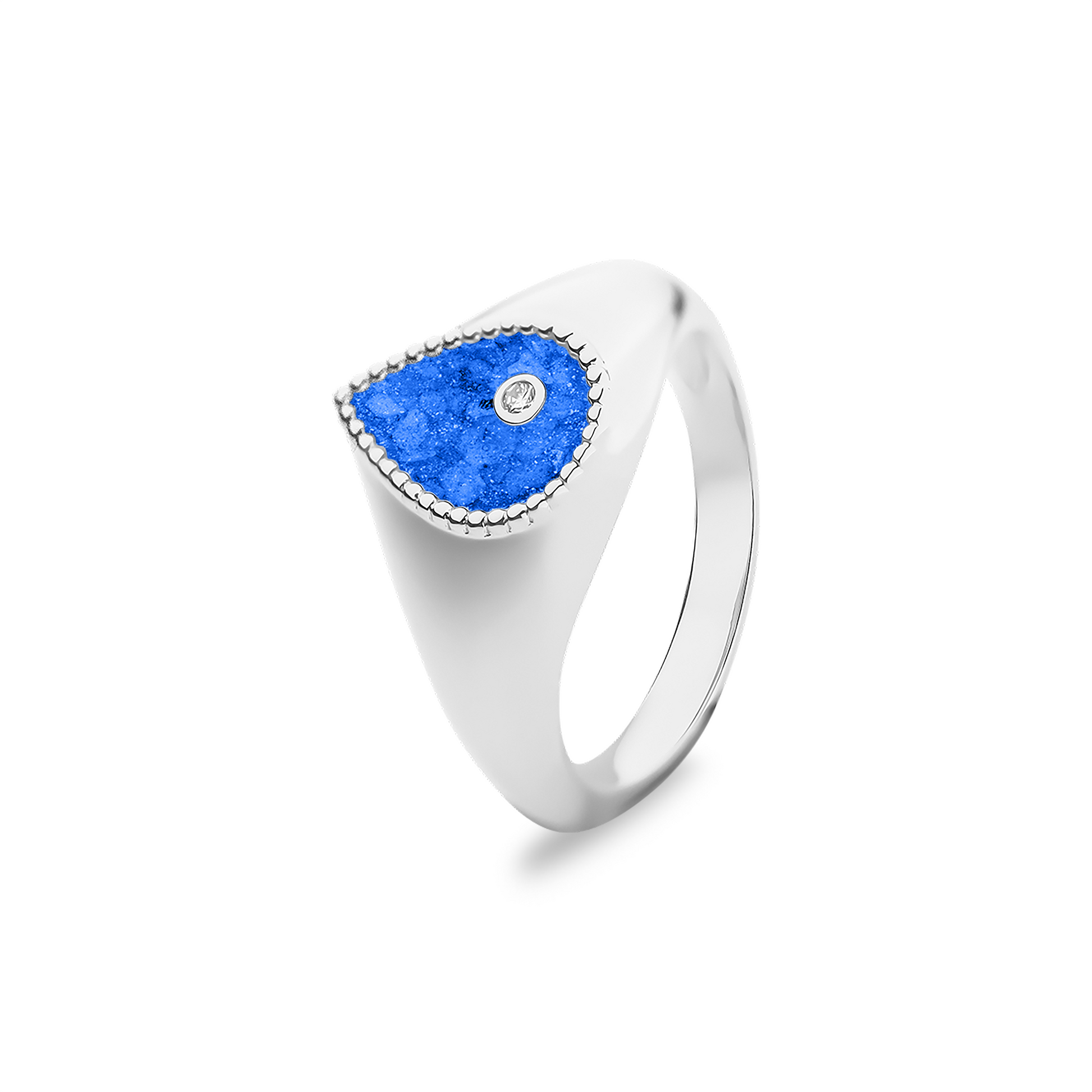 Ring  uit onze serie gedenksieraden, waar zichtbaar as of haar verwerkt wordt in het traanvormige compartiment met één diamant erin. Blue