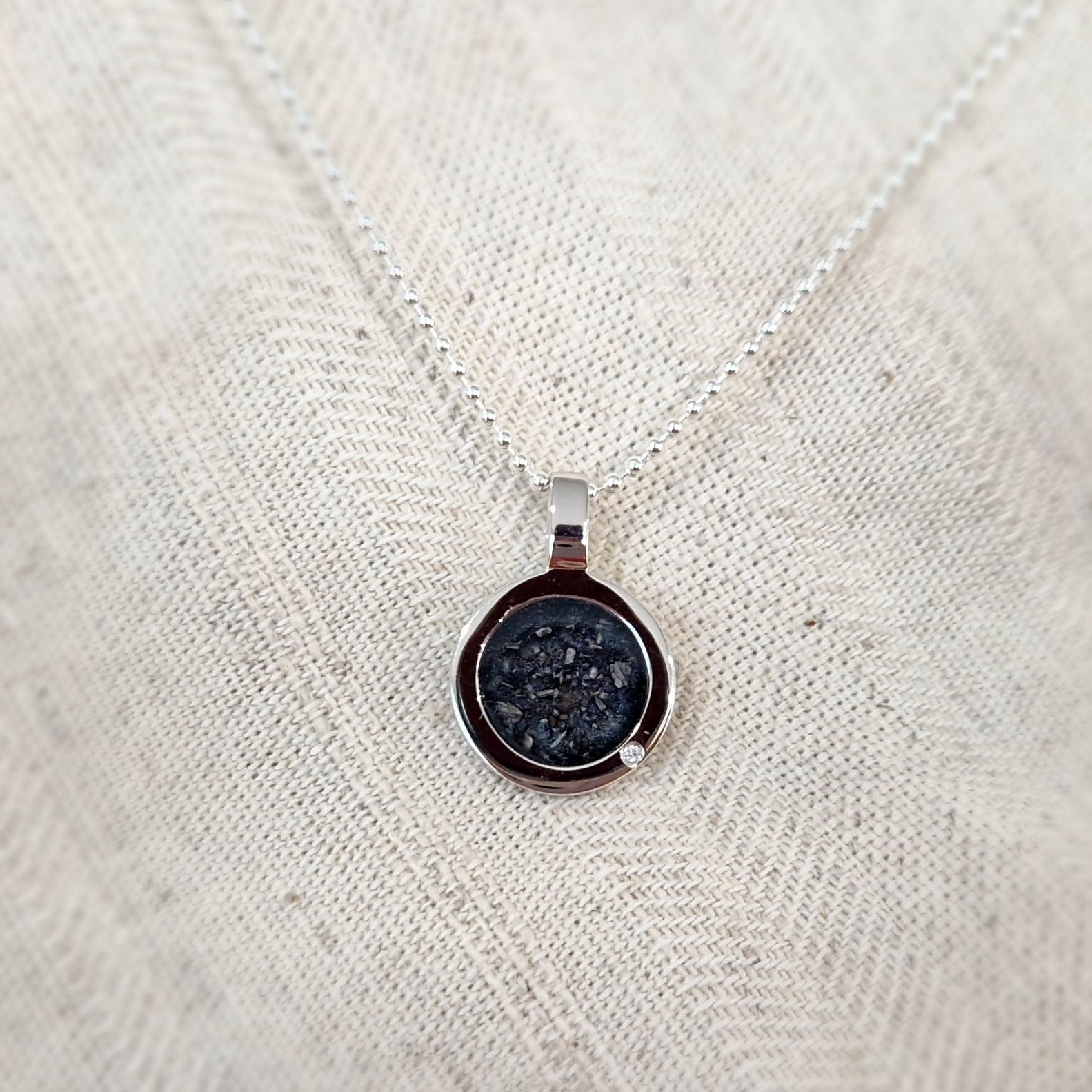 Ashanger rond, gedenksieraad, waar as en haar in verwerkt wordt.alle